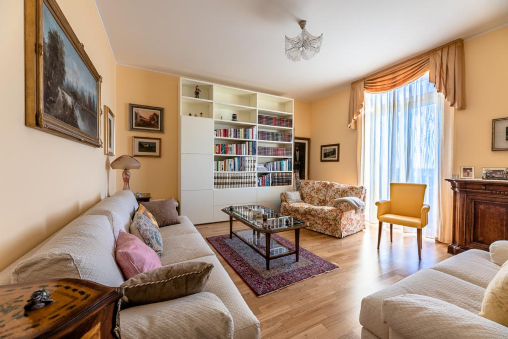 UNA CASA DA RIVISTA, UNA VISTA DA CARTOLINA
